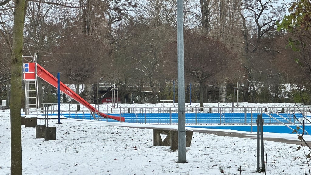 Das Carl-Miller-Bad in Magdeburg im Schnee: Die Sanierung ist eines der großen Projekte der Stadt. Die Planungen beginnen in diesem Jahr, 2027 ist Baustart.