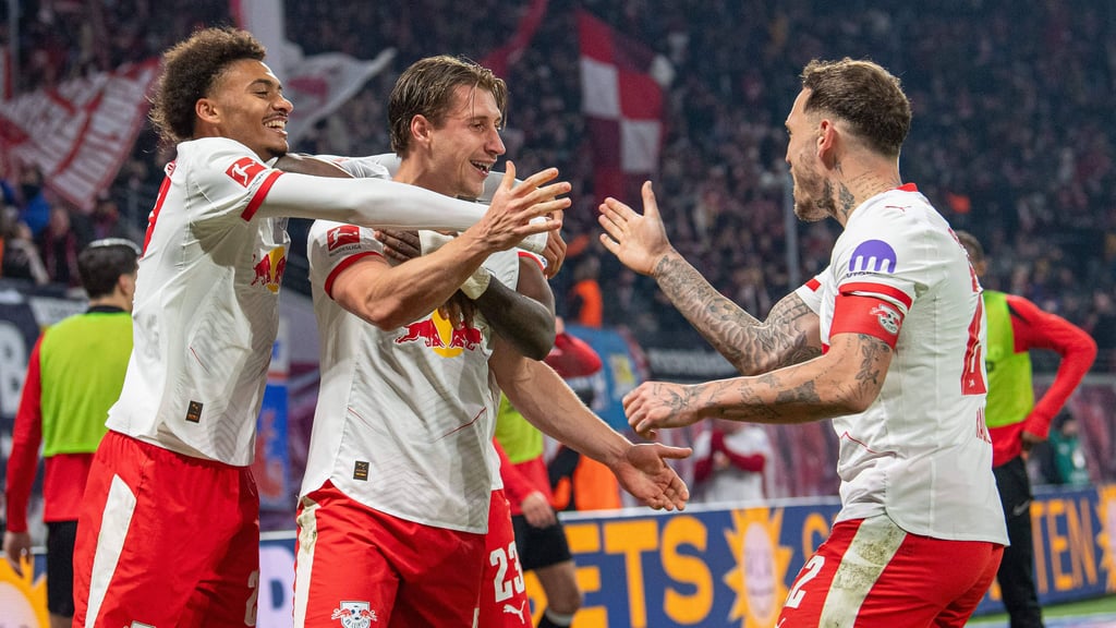 Tor nach Absprache: Willi Orban (Mitte) hatte David Raum(r.) gebeten, ihm den Freistoß vor dem 1:0 gegen Freiburg auf den langen Pfosten zu treten.