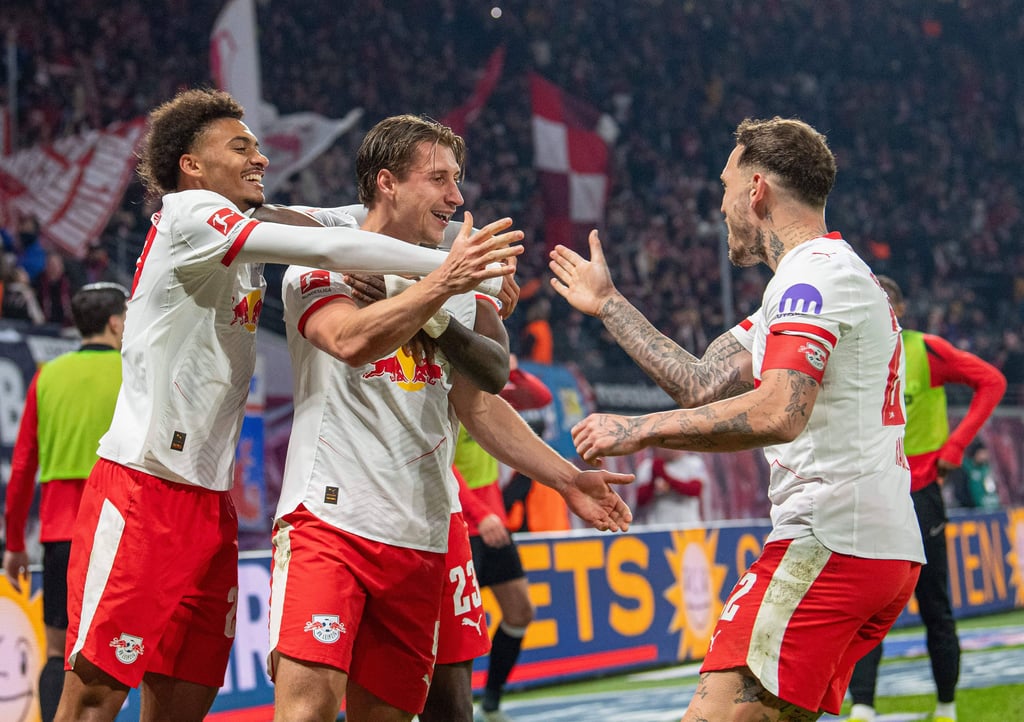 Tor nach Absprache: Willi Orban (Mitte) hatte David Raum(r.) gebeten, ihm den Freistoß vor dem 1:0 gegen Freiburg auf den langen Pfosten zu treten.