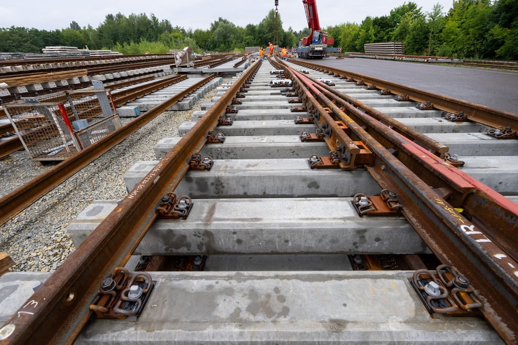 Milliarden fehlen, Baustart verschoben: Der Bund stoppt die Finanzierungszusage für die Mitte-Deutschland-Verbindung, die für schnellere Ost-West-Verbindungen nach Sachsen sorgen soll. (Symbolbild)