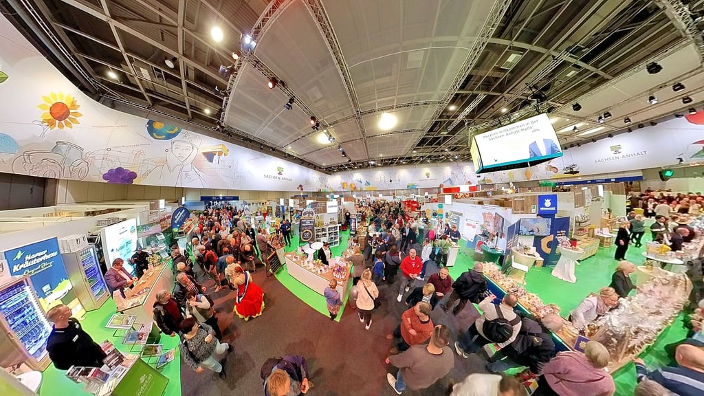 Ein Blick in die Messehalle des Landes Sachsen-Anhalt bei der alljährlichen Grünen Woche in Berlin.