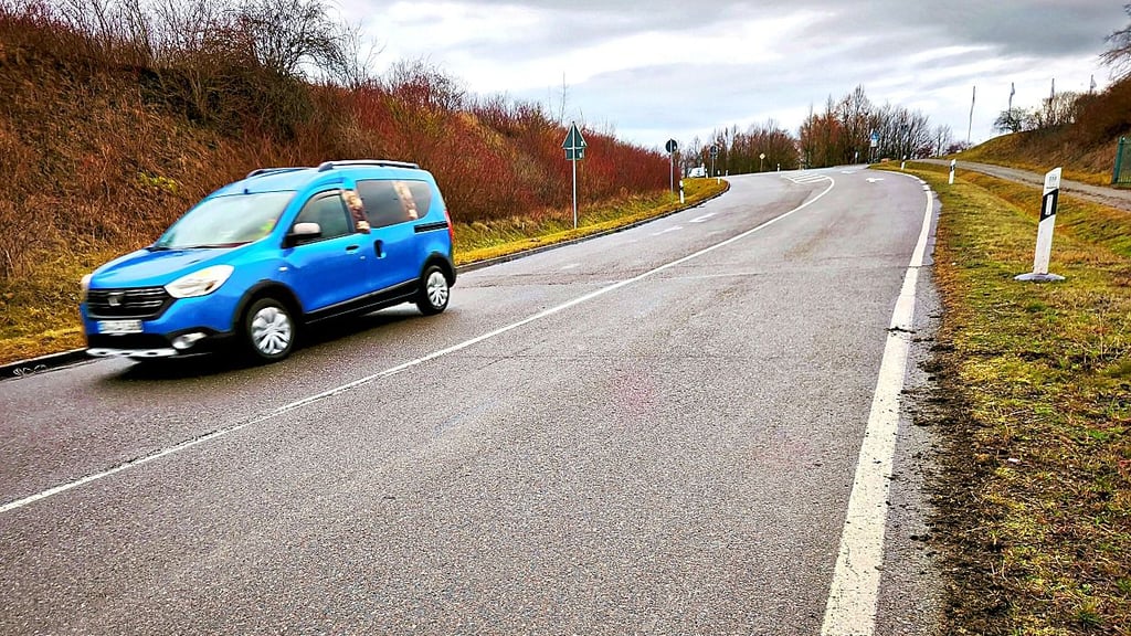 Die Asphaltdecke am Spergauer Maienweg soll erneuert werden. Die Fahrbahn ist durch Laster auf dem Weg zur Raffinerie stark beansprucht.