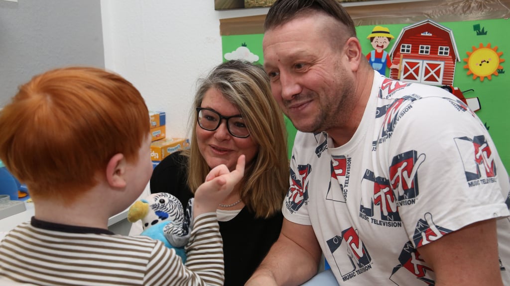 Saskia und Sebastian Berger wollen für ihren fünfjährigen Sohn eine Delfintherapie organisieren, damit er sprechen lernt.