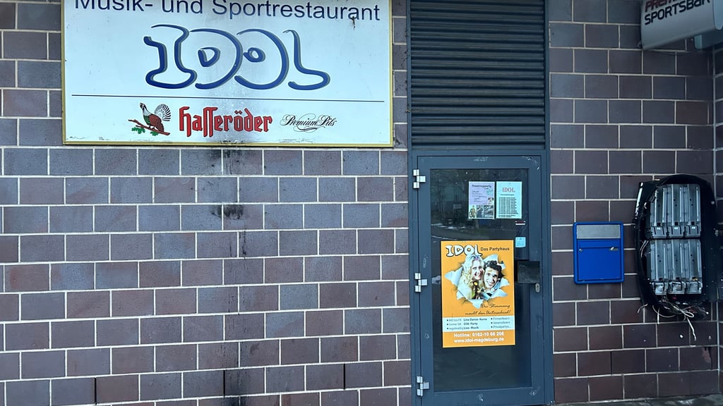 In Magdeburg-Olvenstedt wurde ein Zigarettenautomat (rechts) gesprengt. 