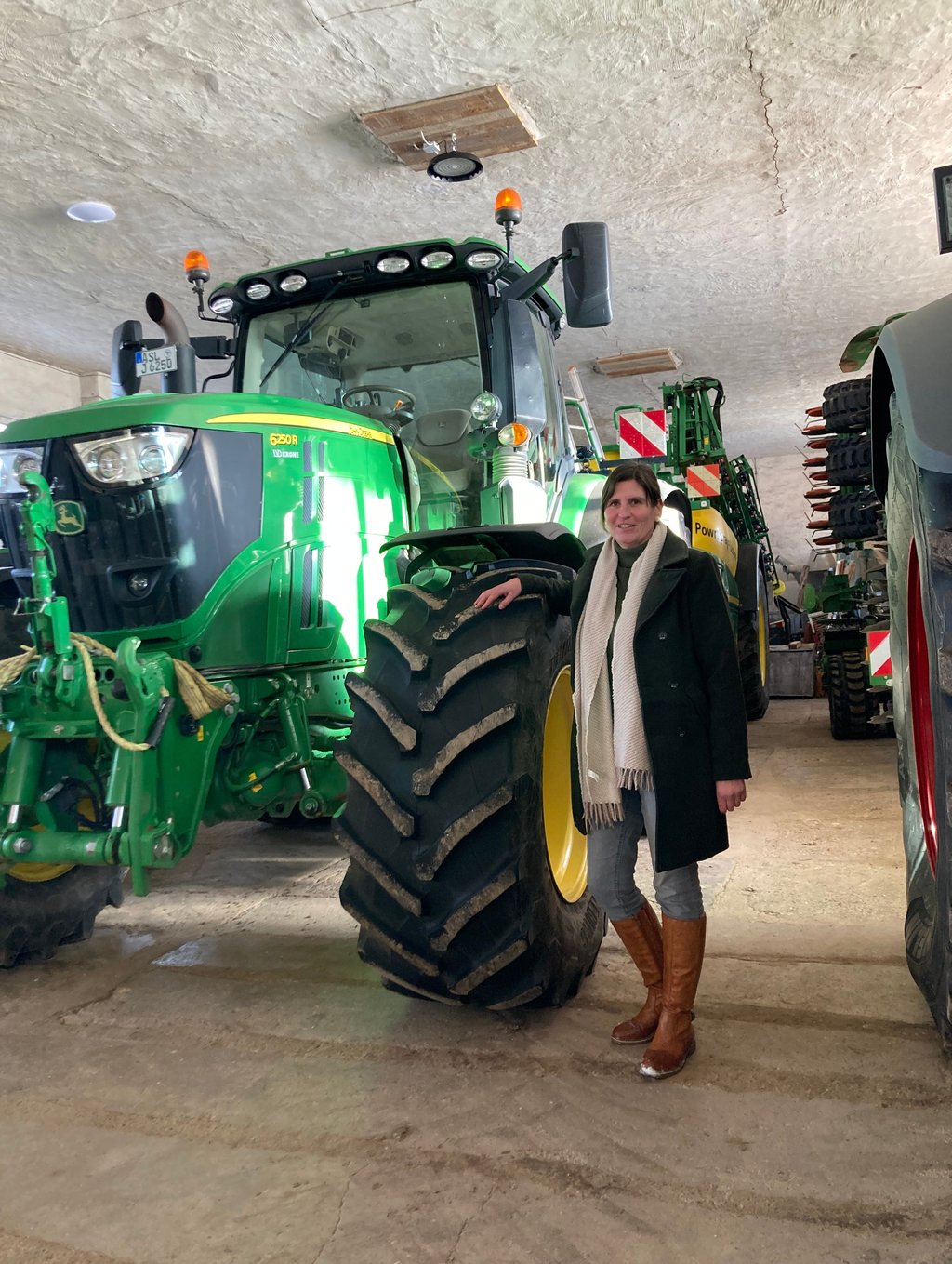 Landwirtin Katy Spanjer steht neben einem ihrer Traktoren. Dieser kostet neu mehr als 250.000 Euro.