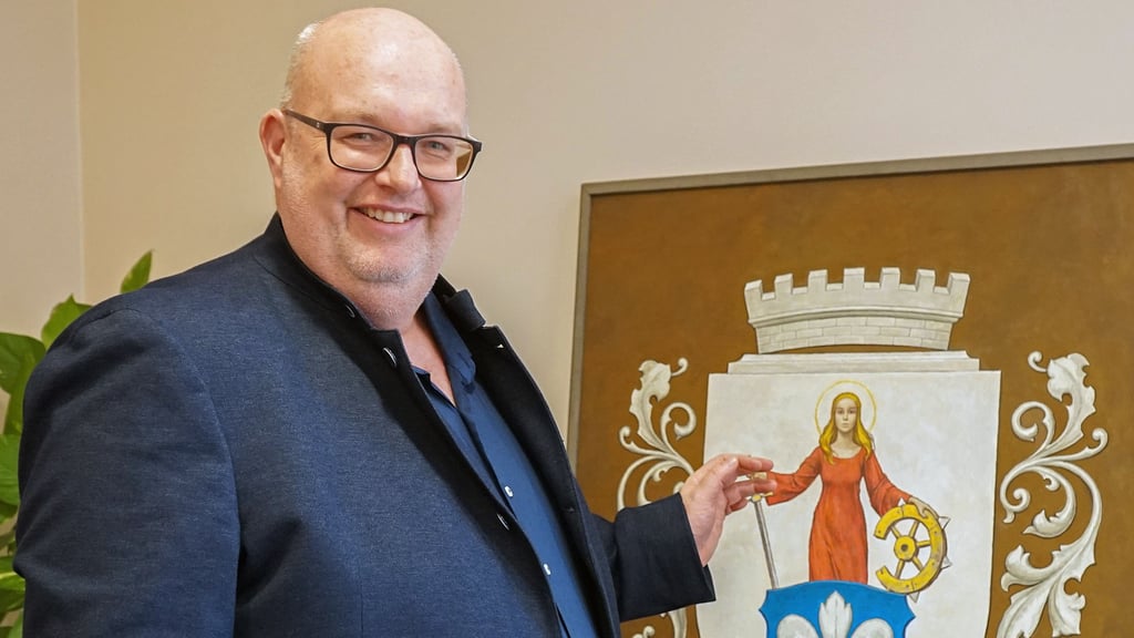 Wolmirstedts Bürgermeister Mike Steffens richtet sein Amtszimmer ein. Das Bild mit dem Wappen stammt aus dem Archiv und soll einen Platz an der Wand bekommen.
