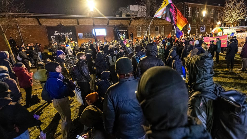 Mehrere hundert Menschen demonstrieren in Cottbus gegen rechtsextreme Gewalt.