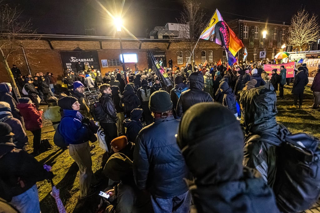 Mehrere hundert Menschen demonstrieren in Cottbus gegen rechtsextreme Gewalt.