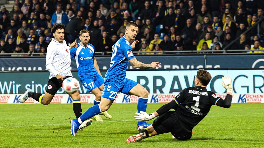 Seine erste Großchance gegen Eintracht Braunschweig hatte FCM-Torjäger Mateusz Zukowski bereits nach wenigen Sekunden.