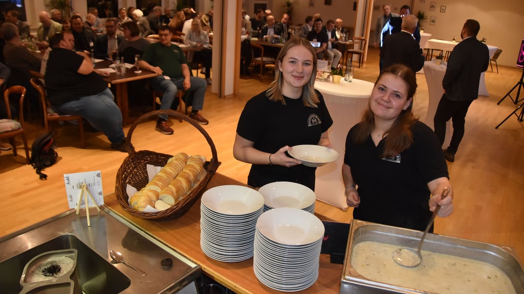 Carolin Gadau (r.) und Maline Endruschat bereiten die Teller mit Gulasch, Käse-Lauch-Suppe und frischem Brot aus der Küche von Calvördes Bäckermeister Denni Nitzschke für die Gäste zu.