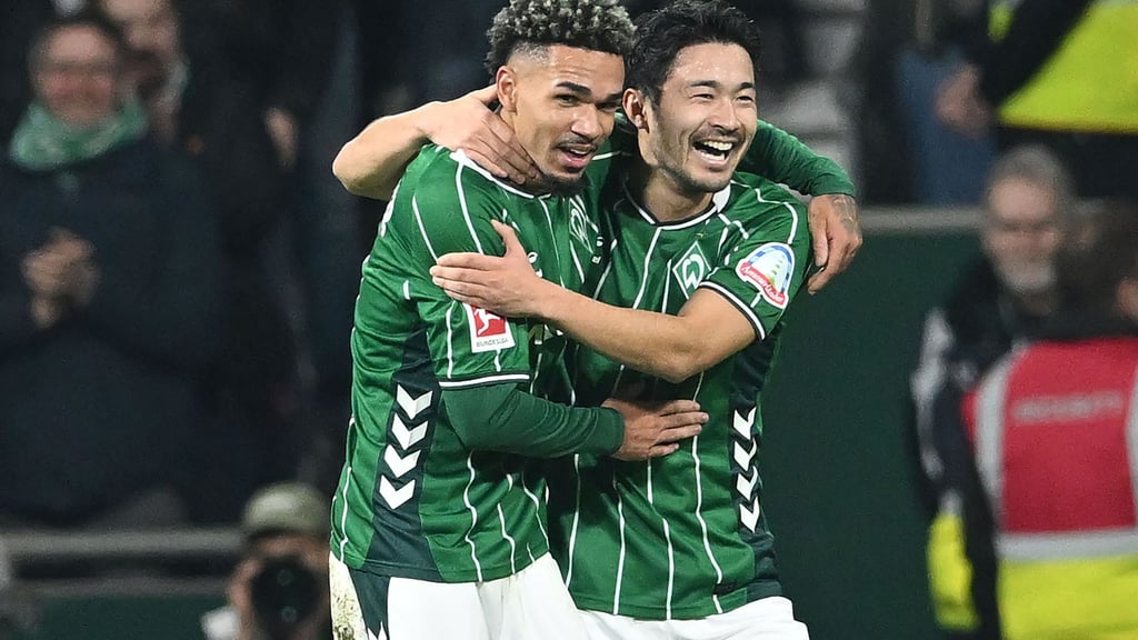 Der Torschütze und sein Vorlagengeber: Justin Njinmah (l) und Yukinari Sugawara vom SV Werder Bremen.