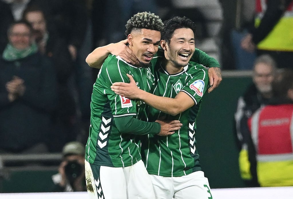 Der Torschütze und sein Vorlagengeber: Justin Njinmah (l) und Yukinari Sugawara vom SV Werder Bremen.