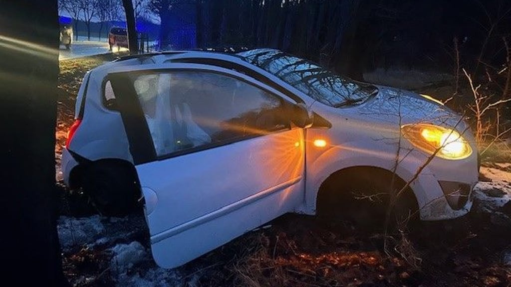 Eine 53-Jährige kam bei Möckern am Freitagmorgen von der Straße ab. Die Polizei vermutet eine glatte Fahrbahn.