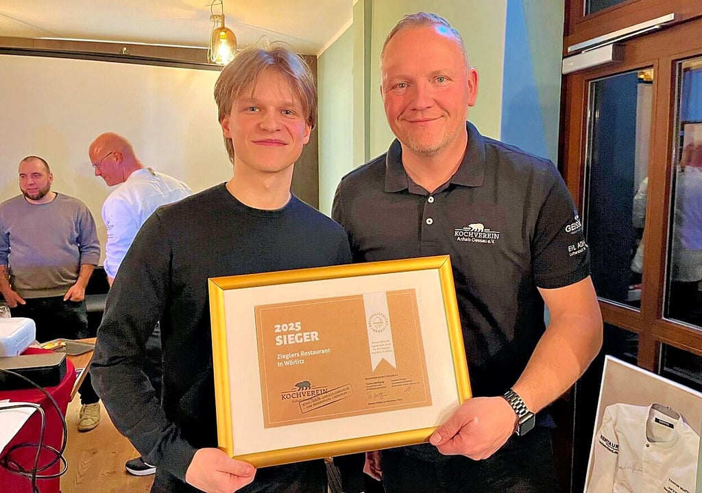 Stephan Ziegler (rechts) und sein Koch-Talent Max Scherbaum freuen sich über die Titelverteidigung.