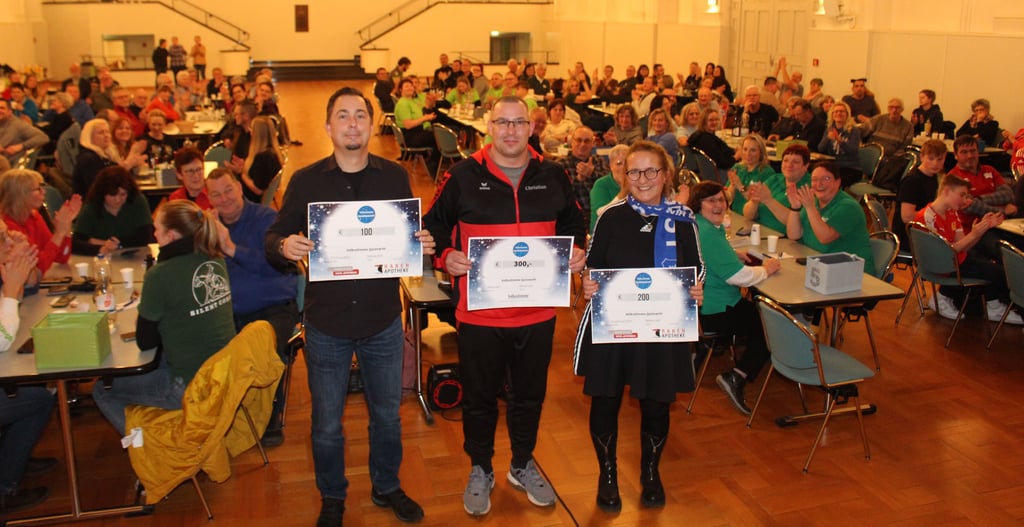 Michael Schramm (l.) für den Anglerverein Zerbst , Christian Laue für die Volleyballer des TSV Rot-Weiß Zerbst und Karen Straube für den HSV 2000 nahmen im vergangenen Jahr die symbolischen Gewinnschecks entgegen.