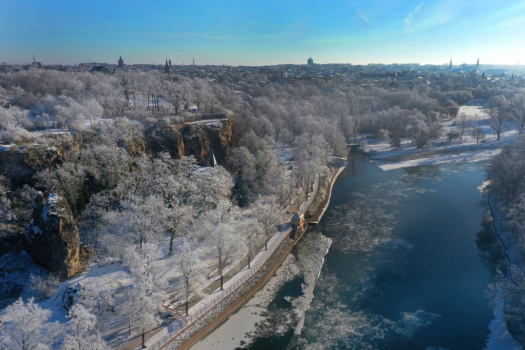 Der Anblick des verschneiten Riveufers an der Saale in Halle verspricht eine erholsame Zeit bei einem Spaziergang durch die Händelstadt.