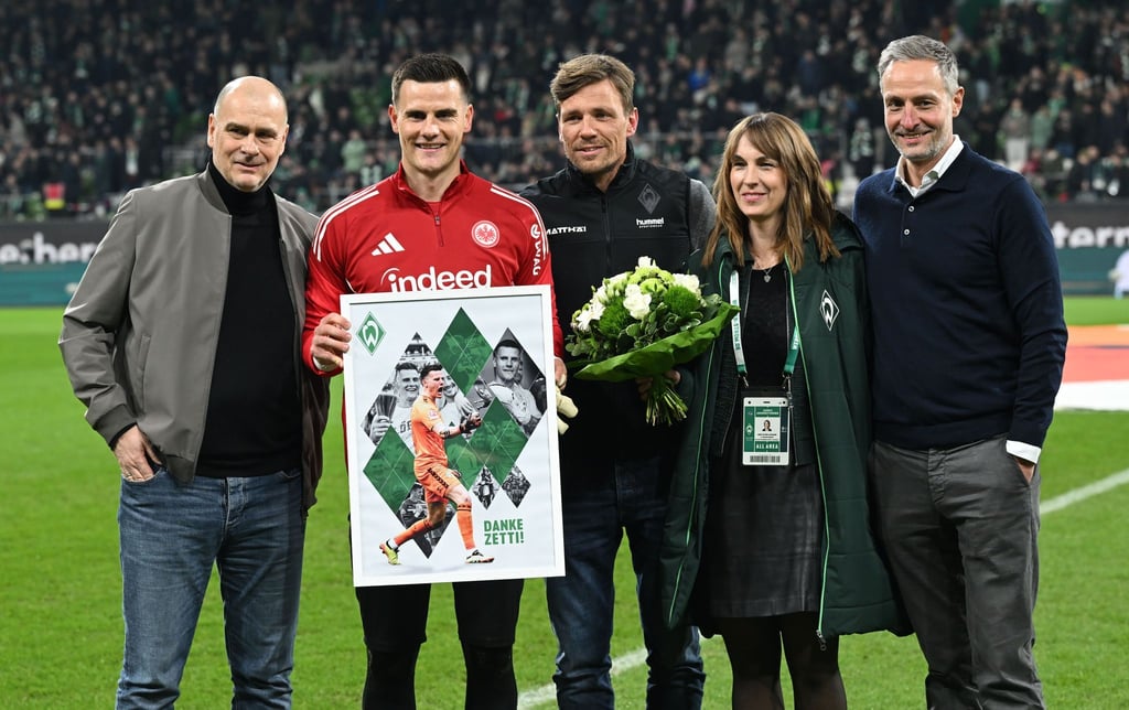 Vor dem Abpfiff wurde Werders-Ex-Torwart Michael Zetterer (2.v.l) verabschiedet.