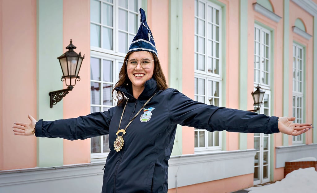 Willkommen zum Karneval in Bad Kösen: Sitzungspräsidentin Sabrina Herrmann vor dem Saal des „Mutigen Ritters“.