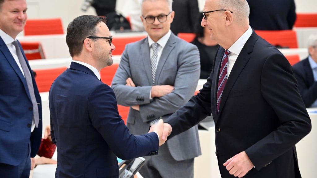 Die SPD von Ministerpräsident Dietmar Woidke und die CDU von Jan Redmann entscheiden in Brandenburg über Koalitionsverhandlungen. (Archivbild)