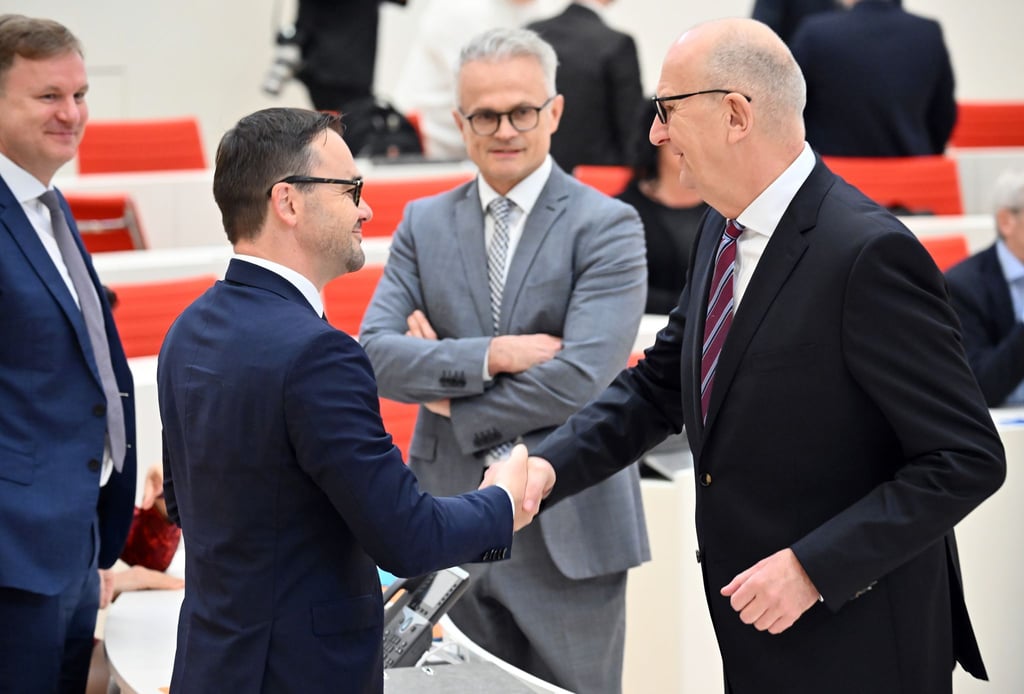 Die SPD von Ministerpräsident Dietmar Woidke und die CDU von Jan Redmann entscheiden in Brandenburg über Koalitionsverhandlungen. (Archivbild)