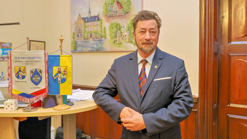 Mirko Kother, hier in seinem Büro im Rathaus, ist seit einem Jahr Bürgermeister der Stadt Lützen.
