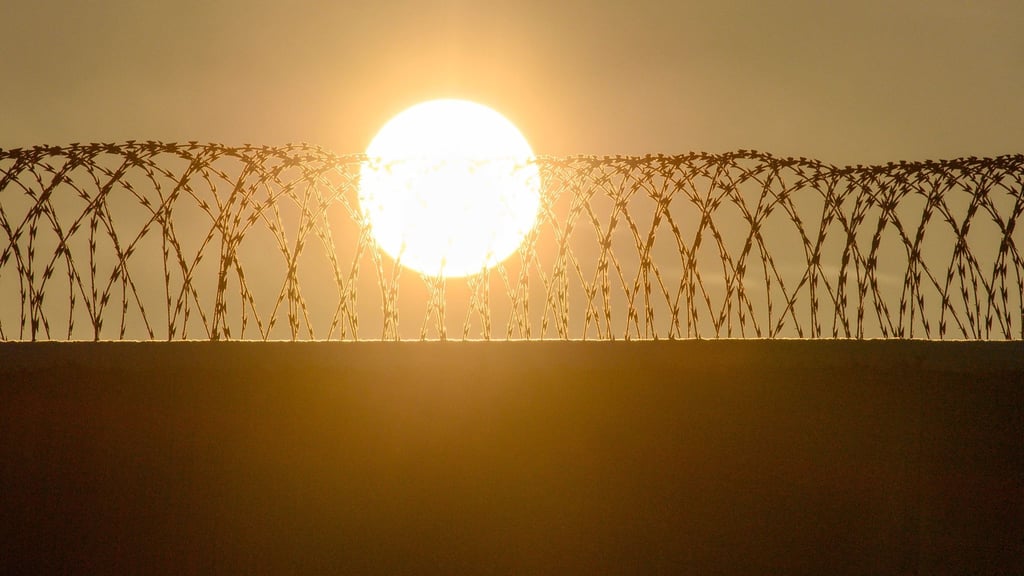 In der Justizvollzugsanstalt Burg ist ein Gefangener tot in seiner Zelle gefunden worden. (Symbolbild)