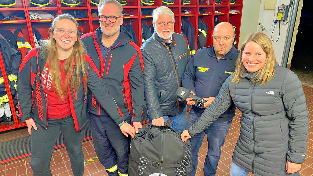 Marie Engel, Andreas Engel, Christoph Foth, Tino Wächter, Laura Thiem im Gerätehaus. 