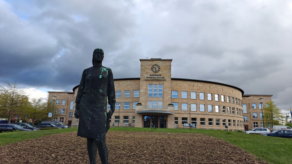 Vor dem Rathaus in Wolfen soll eine Mahnwache vor der Ratssitzung stattfinden. Damit wird ebenso wie in einem offenen Brief gefordert, den Sperrvermerkt aufzuheben und die Mittel des Bundesprogramms freizugeben.