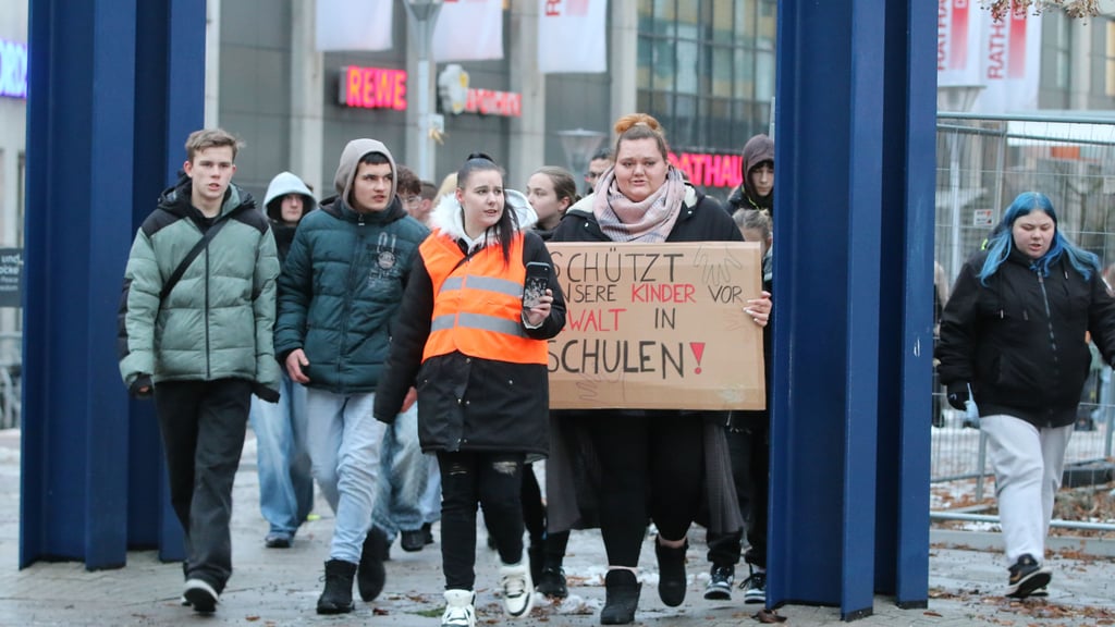 Etwa 60 Personen nahmen am Mittwochnachmittag an der Elterndemo in der Dessauer Innenstadt teil.  