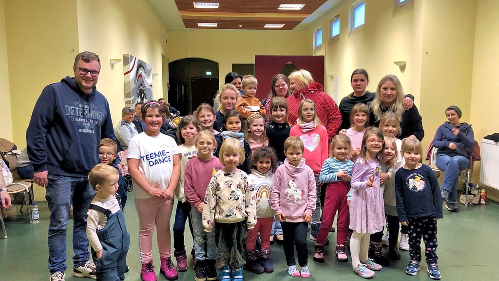 Jana Fuchs (2. v. r.) mit Kindern und Eltern beim Training von „Teenie-Dance“ im Coswiger Lindenhof.