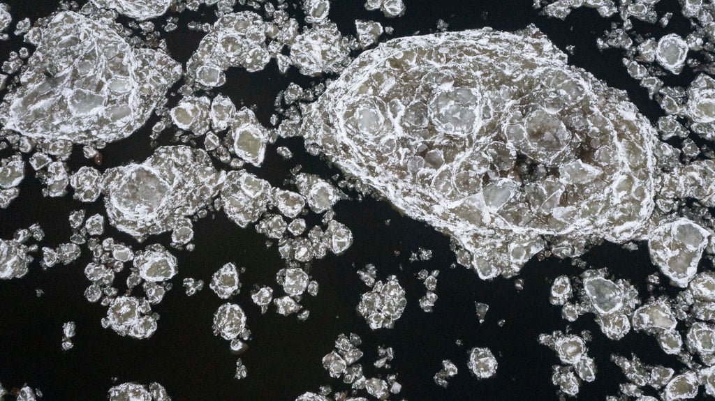 Die Natur als Künstler: Treibeis auf der Elbe, mit der Drohne aufgenommen.