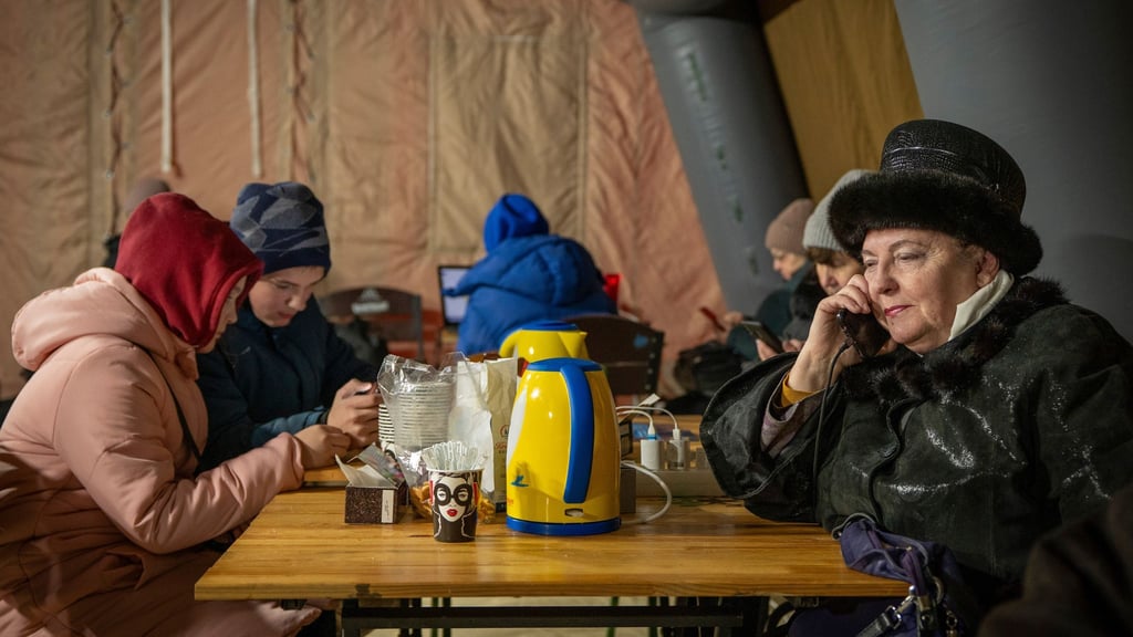 Aufwärmpunkte sollen den Ukrainern durch die schwere Zeit nach russischen Luftangriffen helfen.