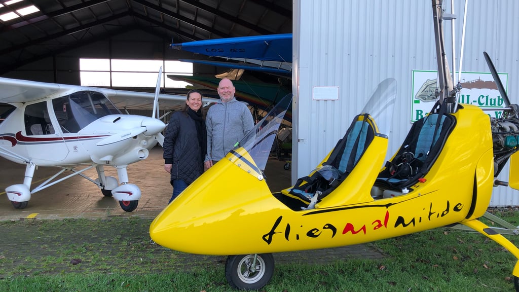 Jörg Brambeer und Anja Edler sind „Die Brockenflieger“ aus Quedlinburg. Ihre Leidenschaft fürs Fliegen mit ihrem leuchtend gelben Tragschrauber - oder auch einer Ikarus C42 - teilen sie auch gern auf Rundflügen mit Gästen.