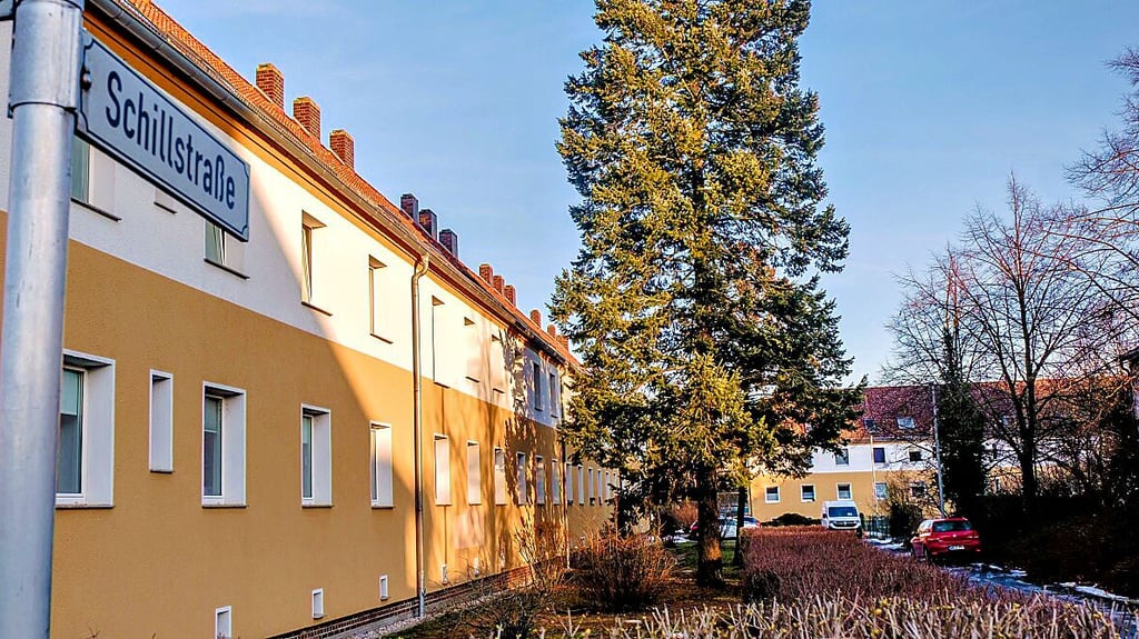 Eine Bewohnerin der Wittenberger Schillstraße hat Kameraden der Feuerwehr angegriffen.