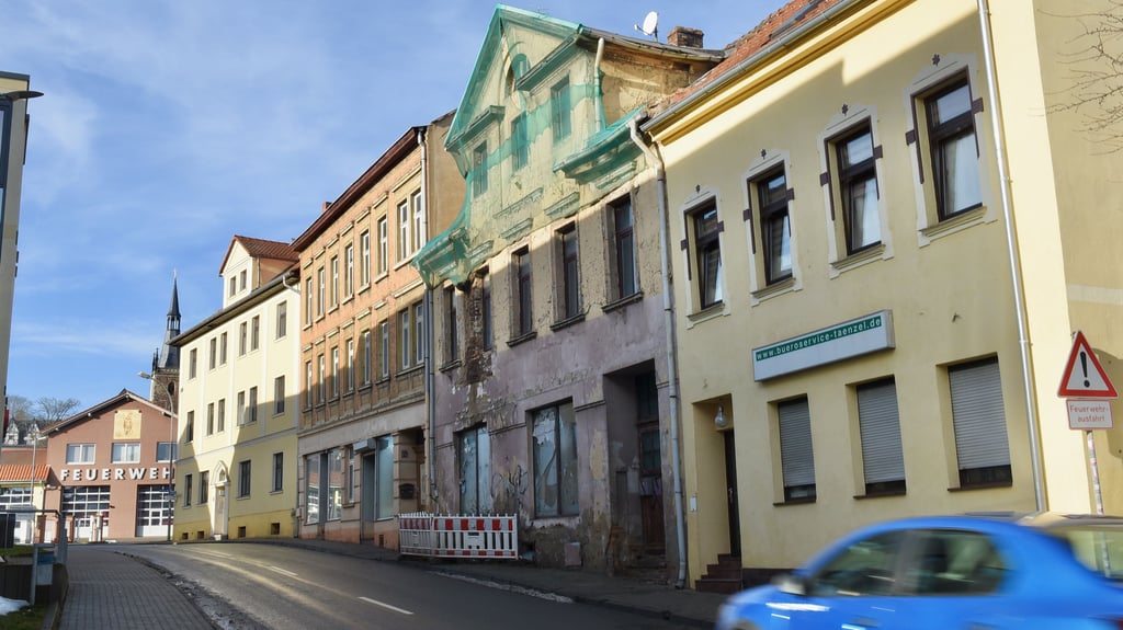 Der Fußweg vor dem Haus Sangerhäuser Straße 27 ist bereits seit längerem aus Sicherheitsgründen gesperrt.