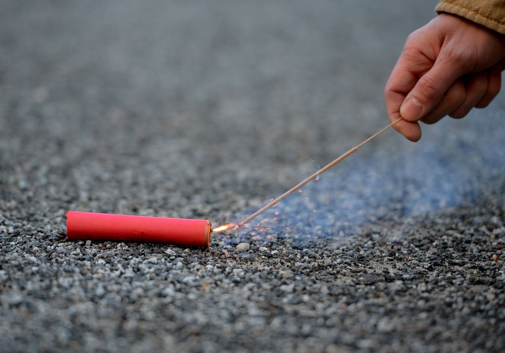 Drei Jugendliche sollen in Zetel Feuerwerkskörper geworfen und dabei drei Menschen verletzt haben. (Symbolbild)