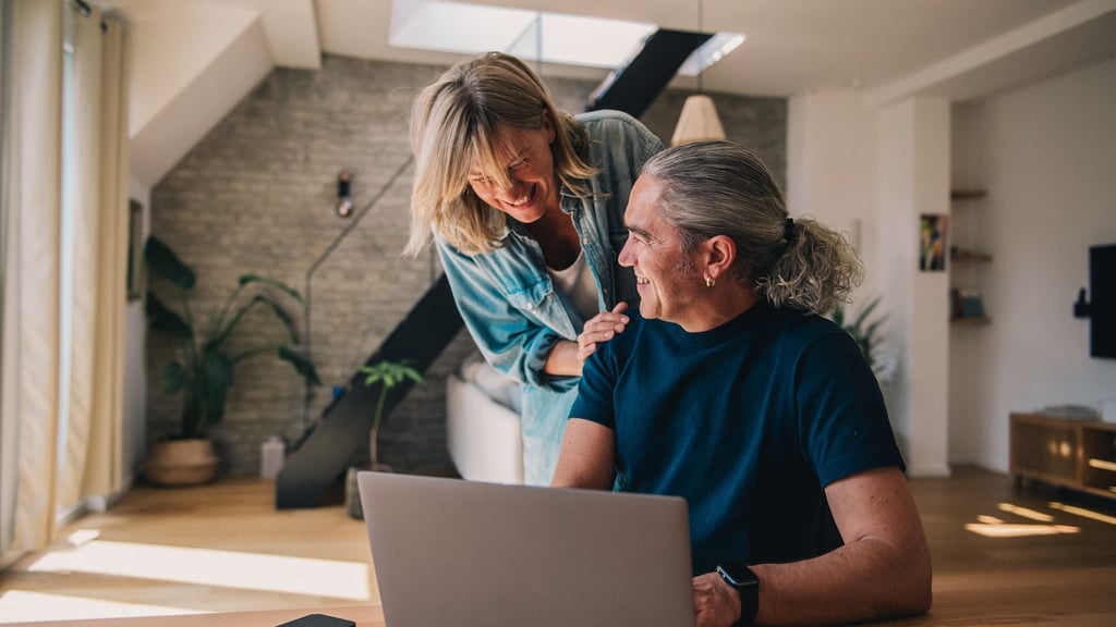 Haben gut lachen: Wessen Immobilie im Laufe der Zeit stark im Wert gestiegen ist, der kann bei der Anschlussfinanzierung von günstigeren Konditionen profitieren.