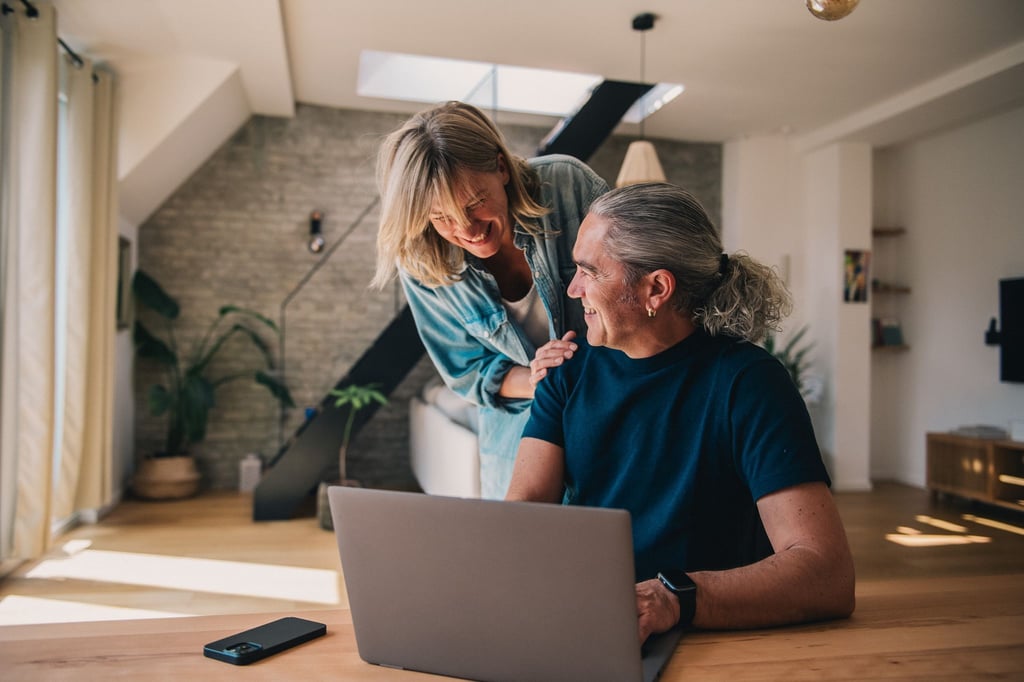 Haben gut lachen: Wessen Immobilie im Laufe der Zeit stark im Wert gestiegen ist, der kann bei der Anschlussfinanzierung von günstigeren Konditionen profitieren.