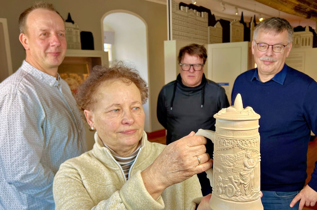 Thomas Gruschka (v.l.), Blanka Linnemann, Torsten Sielmon und Ulrich Linnemann mit dem entdeckten Krug im Bernburger Museum. 