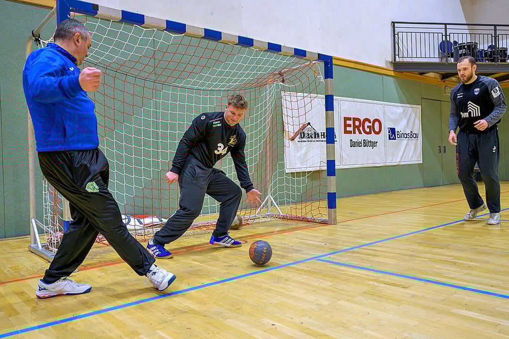Lion Schmidt (Mitte) spielt mit seinem Torhüter-Kompagnon Marian Voigt (r.) und dem Coach des HSV Apolda, Igor Toskoski, der ab und zu die Keeper des HCB trainiert, Fußball. 