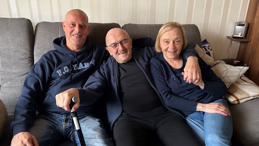 Der 55-jährige Mario Giesecke (links) bietet seinen Nachbarn  Bernd und Margrit Lange seine Hilfe an. So können die Magdeburger länger in ihrer Wohnung bleiben. 