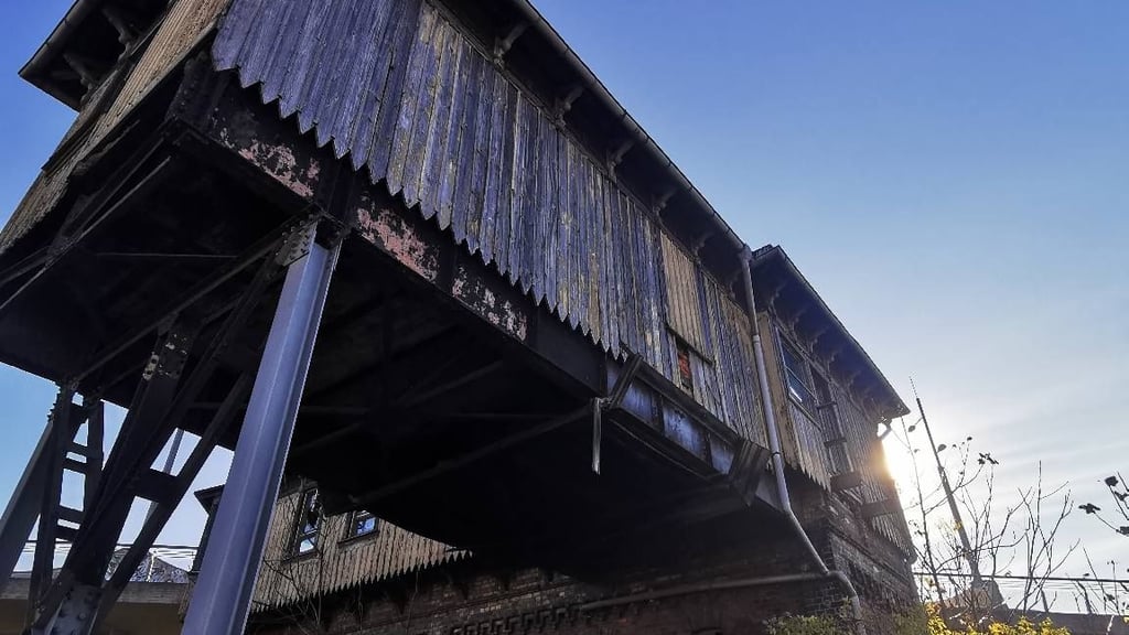 Das war's dann. Die Deutsche Bahn möchte das alte Reiterstellwerk in Halberstadt abreißen lassen, doch das Land Sachsen-Anhalt muss noch zustimmen.