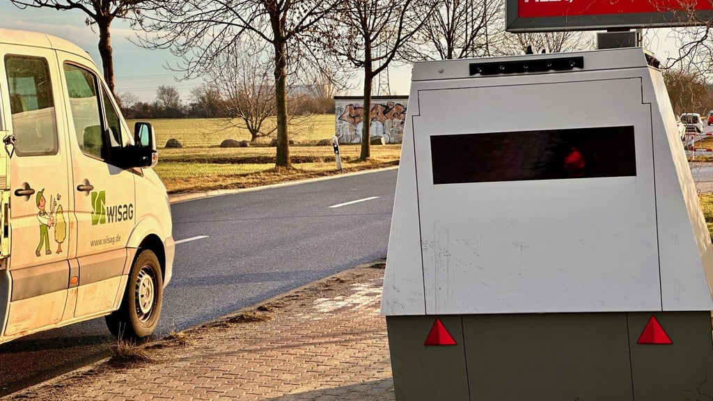 Halles neuer „Tarnkappen“-Blitzer: Freitagfrüh stand er in der Delitzscher Straße in Reideburg.