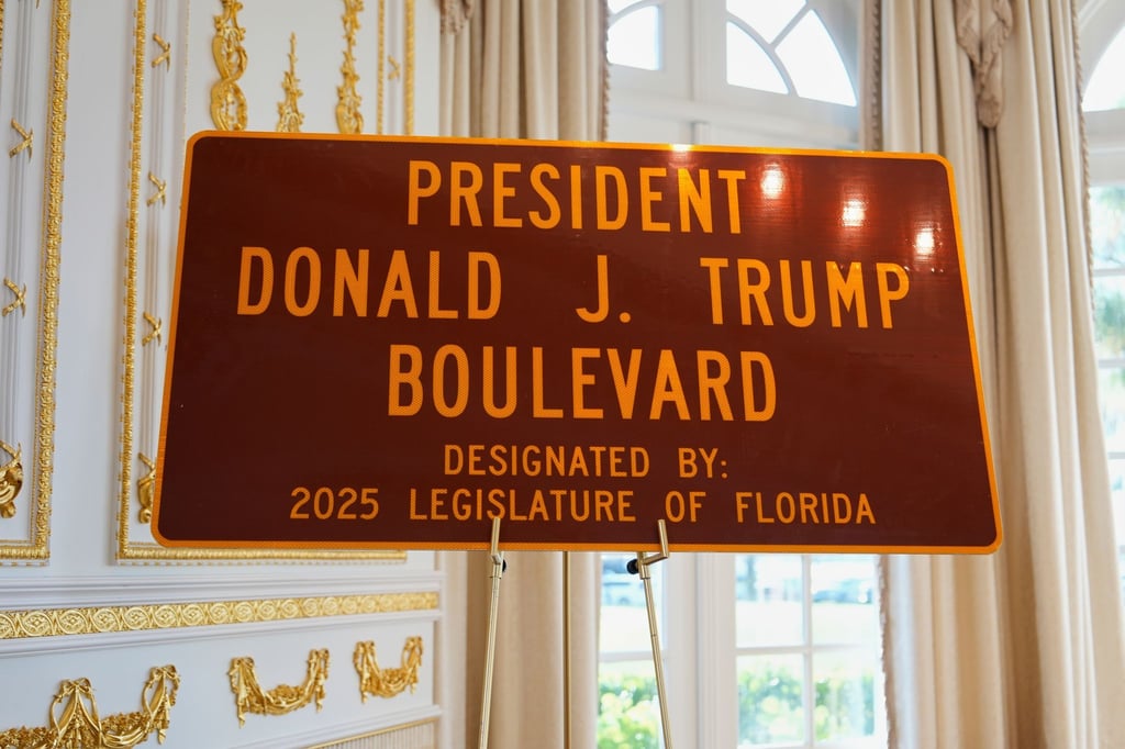 „President Donald J. Trump Boulevard“ - die Straße, die zu Trumps Privatclub führt, trägt jetzt seinen Namen.
