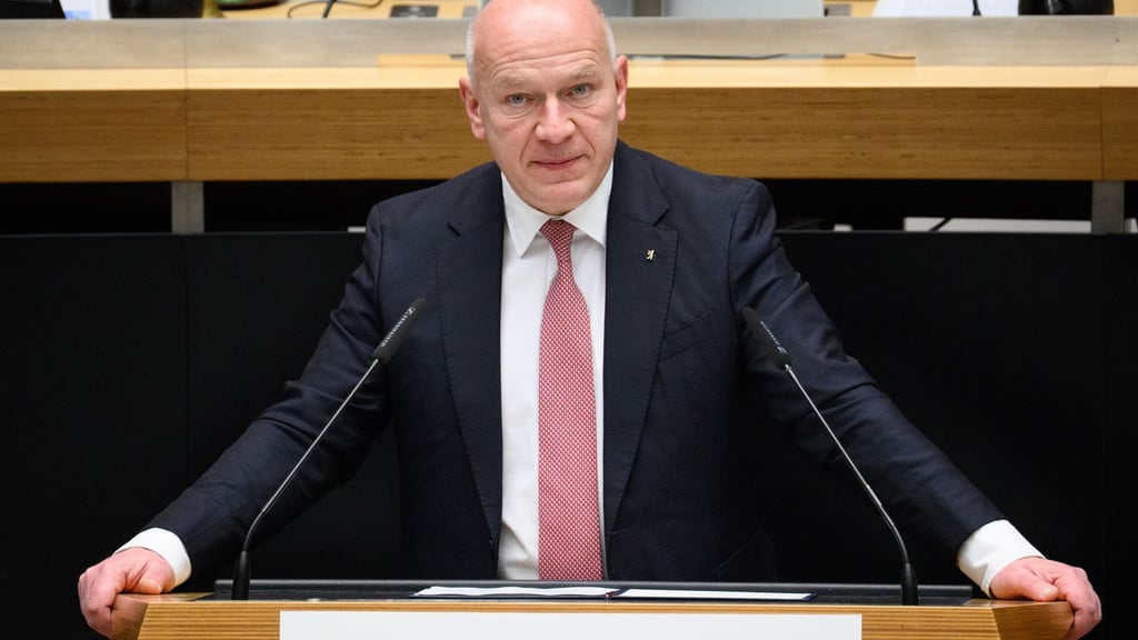 Der Regierende Bürgermeister Kai Wegner (CDU) gibt grünes Licht für die sogenannte Kaffeewette der Bezirke.