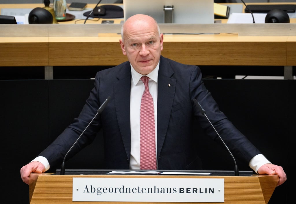 Der Regierende Bürgermeister Kai Wegner (CDU) gibt grünes Licht für die sogenannte Kaffeewette der Bezirke.