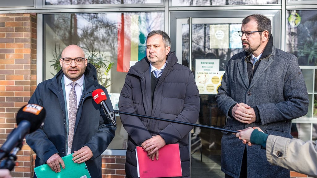 Beratungen zu Konsequenzen angesichts von Gewaltvorfällen an Schulen in Cottbus - mit Innenminister Wilke (von links), Oberbürgermeister Schick und Bildungsminister Freiberg.