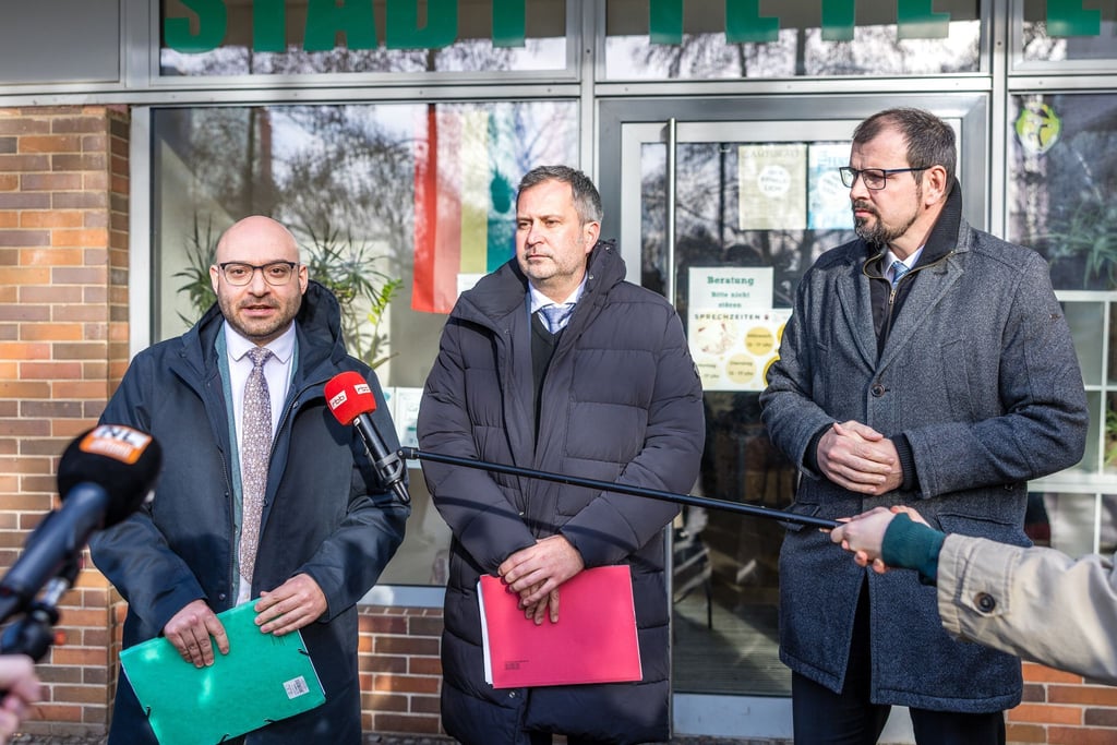 Beratungen zu Konsequenzen angesichts von Gewaltvorfällen an Schulen in Cottbus - mit Innenminister Wilke (von links), Oberbürgermeister Schick und Bildungsminister Freiberg.