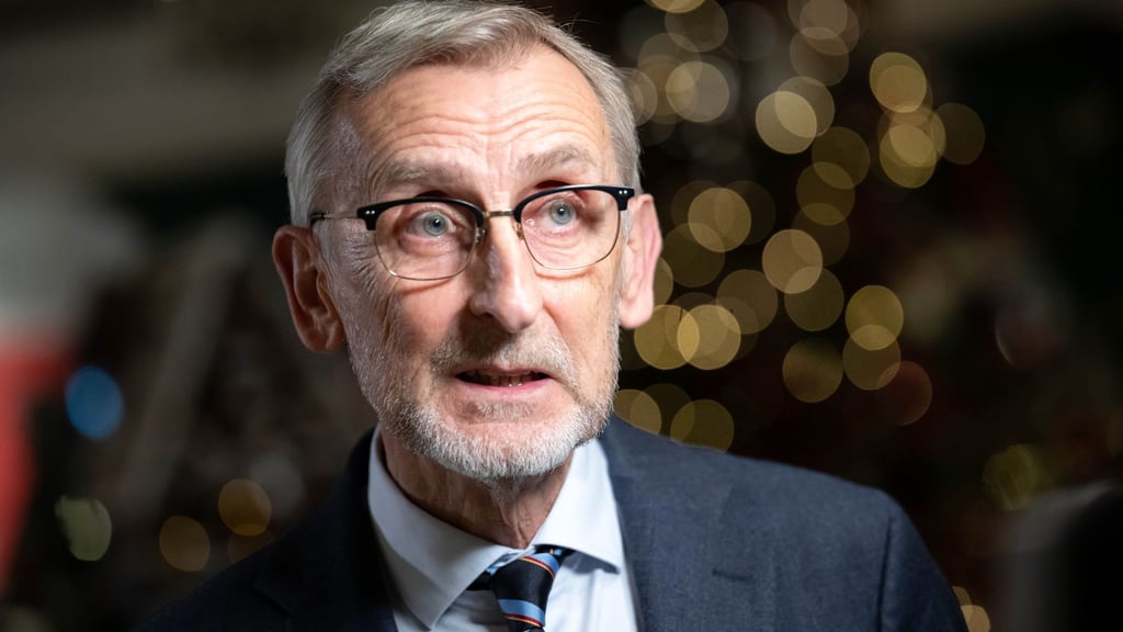 Sachsens Innenminister Armin Schuster will mehr Druck auf ausreisepflichtige Ausländer ausüben. (Archivbild)