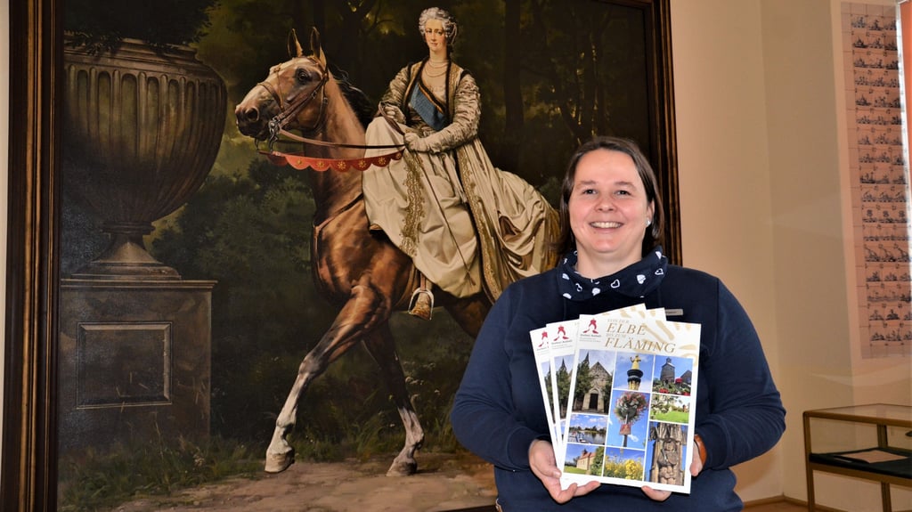 Anne Höppner, Chefin der Zerbster Tourist-Information, präsentiert den neuen Hauptprospekt der Stadt.